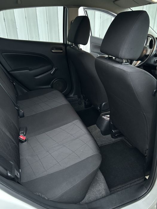 Mazda 2, dezembro de 2010