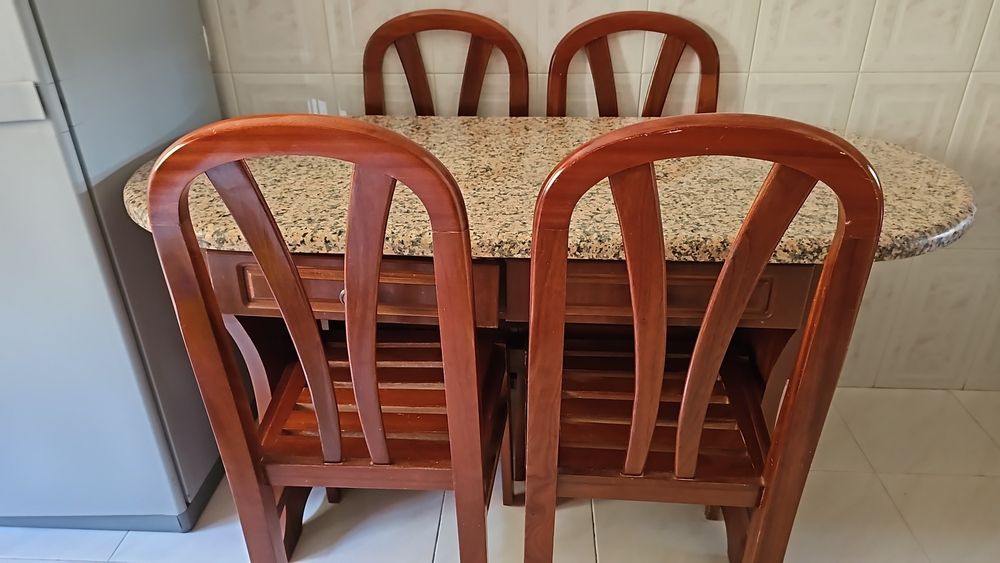Mesa granito e 4 cadeiras madeira