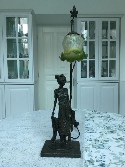 Настільна лампа (статуя жінки)