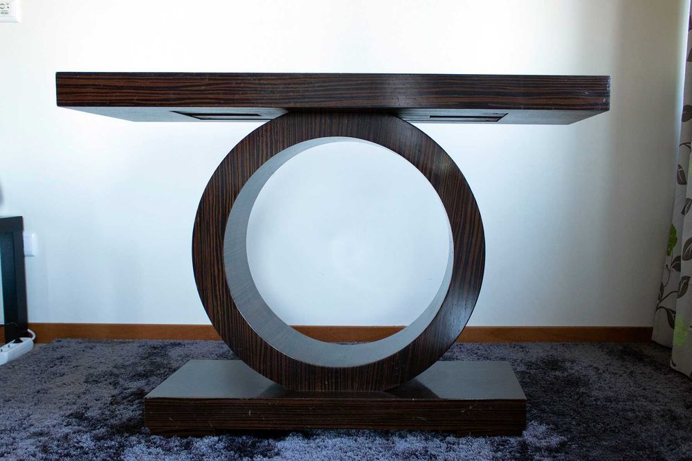 Consola de sala elegante nogueira