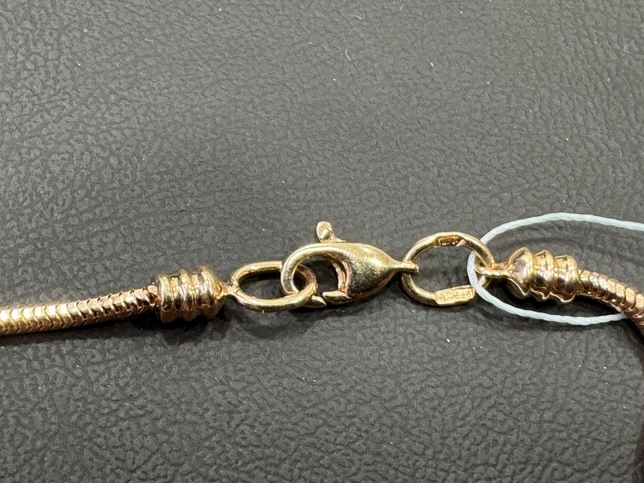 Золотий браслет оздоблений камінням