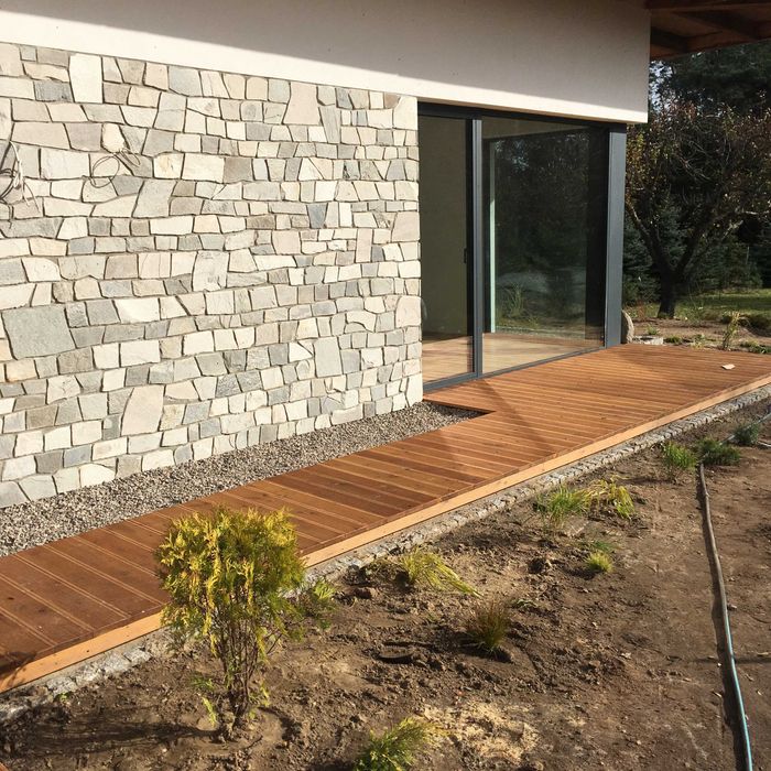 Deski tarasowe modrzew syberyjski 28x150mm ryflowana i gładka deska