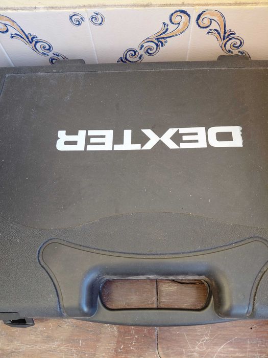 Vendo uma caixa de ferramentas. DEXTER