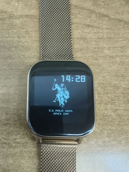 Smartwatch U.S. Polo Assn. – złoty, stalowa bransoleta mesh, elegancki