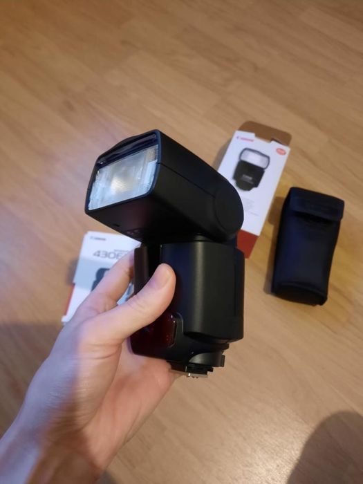 Câmera DSLR Canon EOS 600D com Speedlite 430EX II