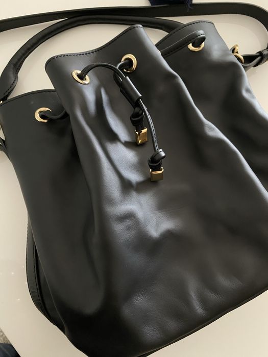 Bolsa bucket em pele preta com pochete interior