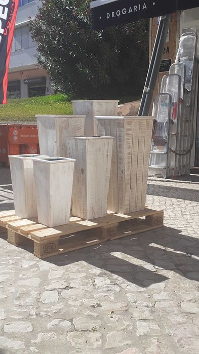 Bonitos vasos de madeira para interior e exterior