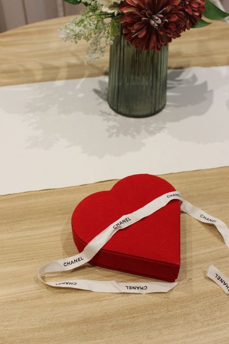 Caixa forma coração vermelho, fita chanel