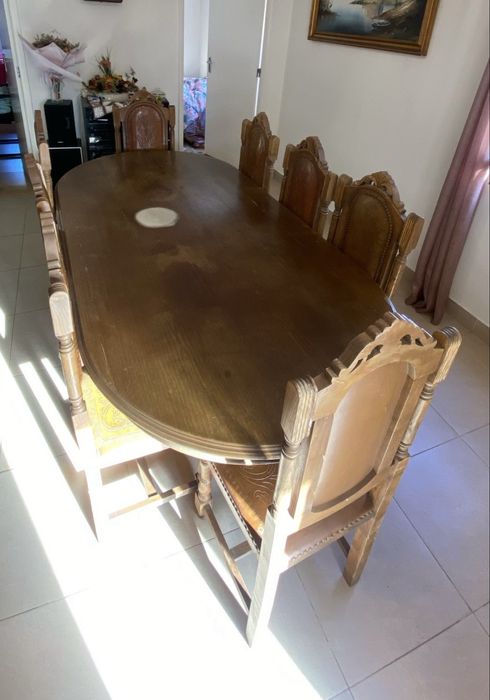 Mesa de jantar + 8 cadeiras + móvel de sala