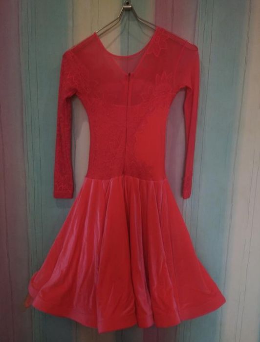 Кораллловое бальное платье