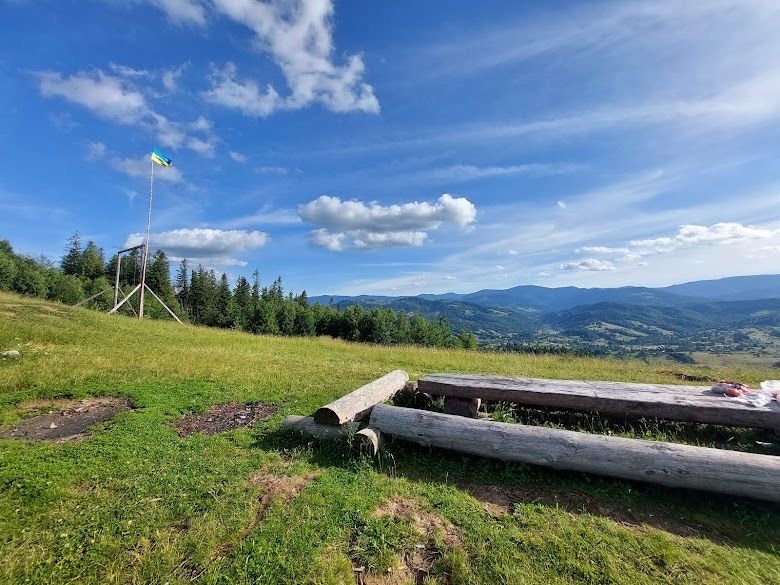 Продаж земельної ділянки з будинком в горах..