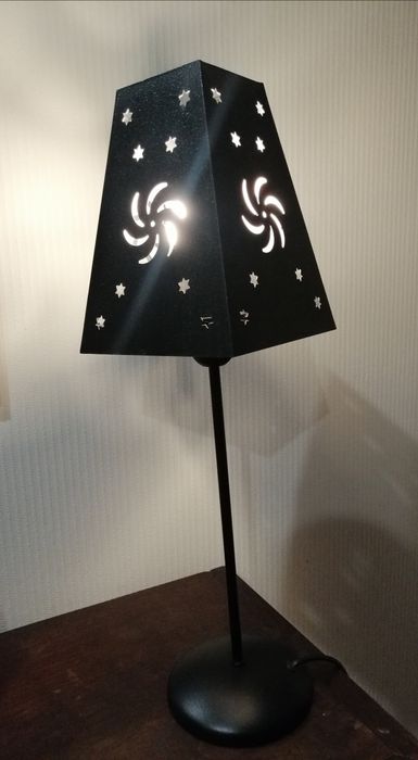 Candeeiro de mesa, em metal