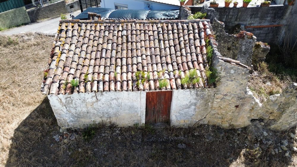 Moradia com terreno no centro da Carapinheira para reconstrução