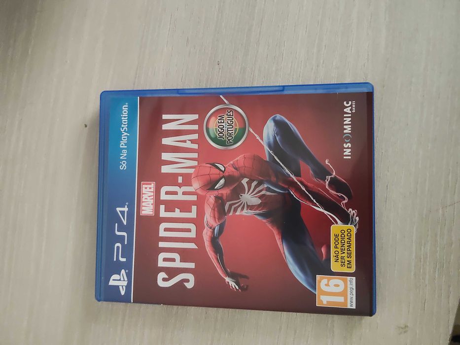 PS4 com 2 comandos e jogos incluidos