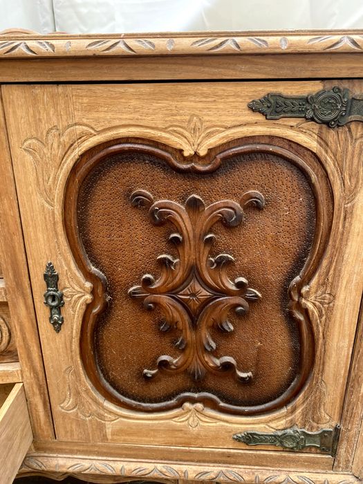 Móvel Aparador de Madeira 2 portas e 4 gavetas