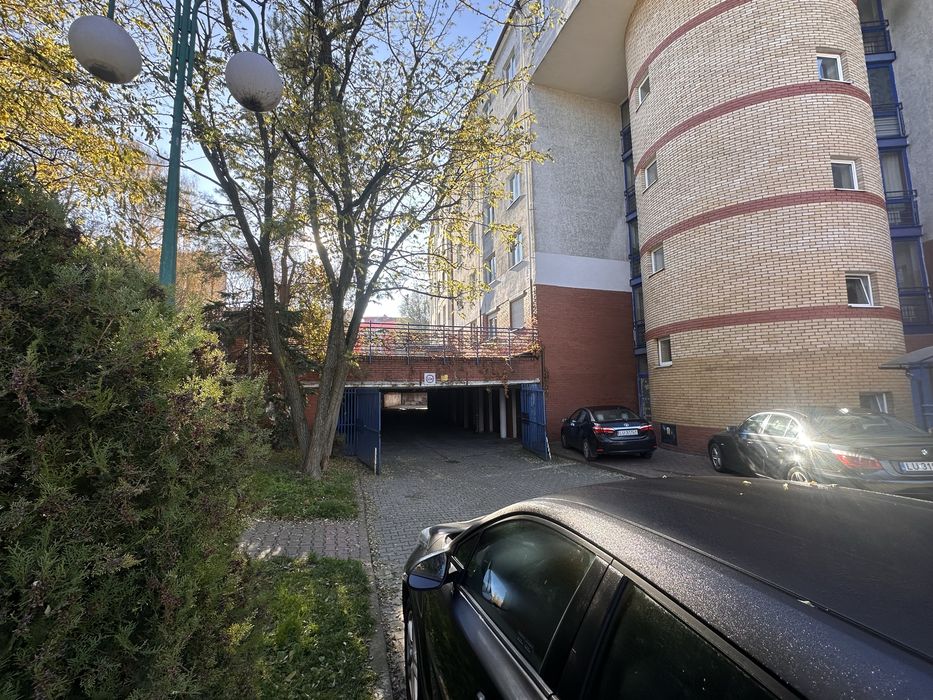 Garaz 17m w centrum Al. Gen. Sikorskiego. Automatyka -pilot