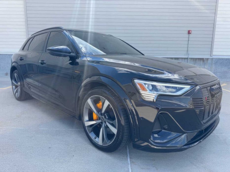 Audi e-tron S      2022