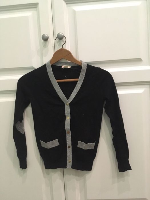 Cardigan czarny ze srebrnymi sercami na łokciach firmy crewcuts
