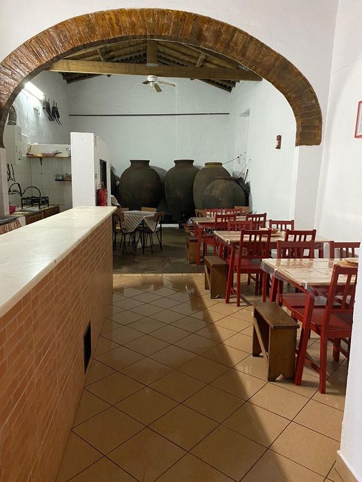 Vende-se taberna/adega