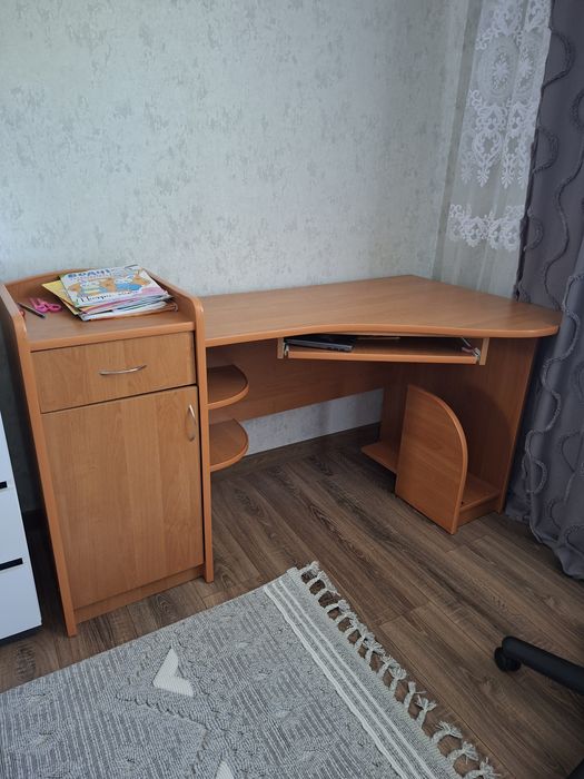 Комп'ютерний стіл парта