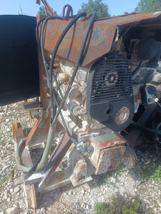 Máquina de serrar pedra , tem motor lombardini   a gasóleo.