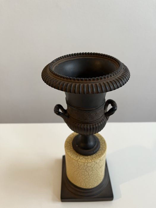 Urna antiga de bronze