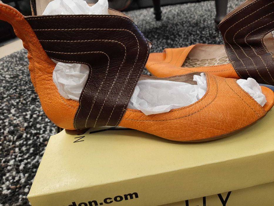 Sandálias laranja e castanhas,  Fly London.