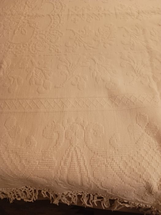 Colcha muito antiga em óptimo estado.