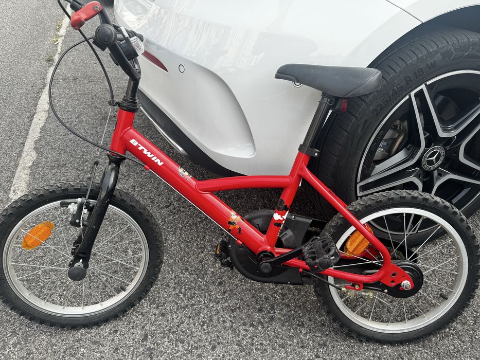 Bicicleta de crianca em exelente eatado