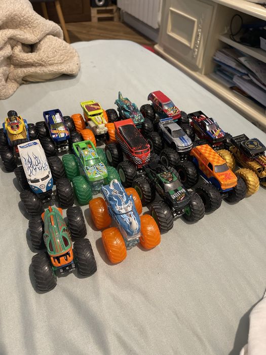 Машинки hot wheels  монстер трак(15 штук)