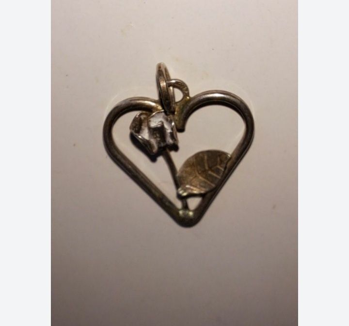 Stara zawieszka róża w sercu