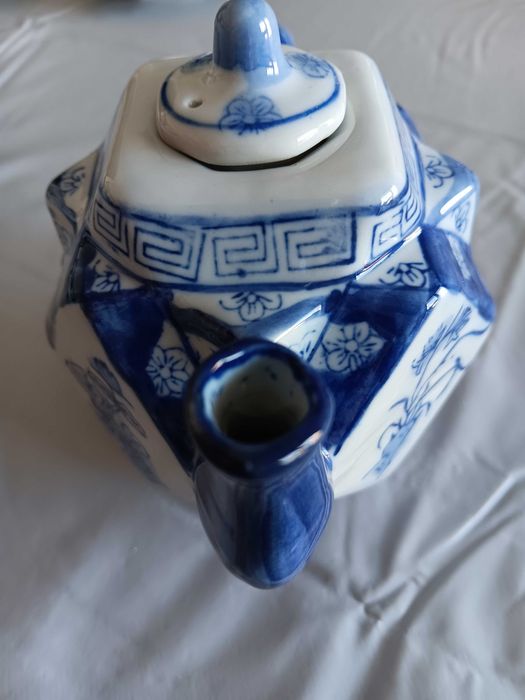 Bule em porcelana chinesa dos anos 60, feito à mão