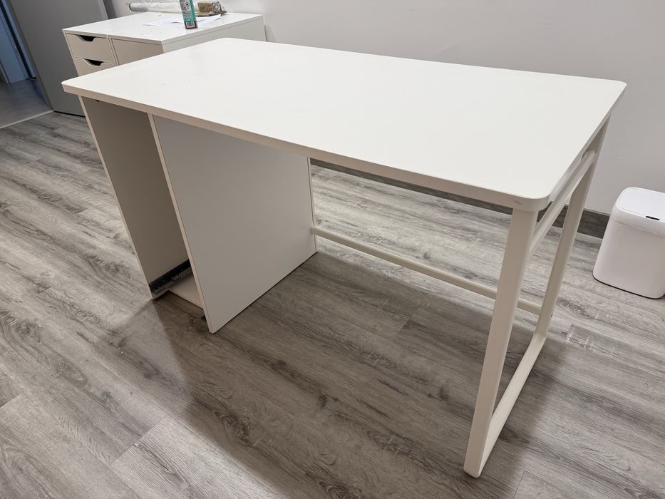 Secretária IKEA para desocupar