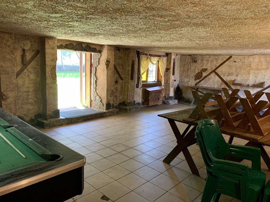 Будівля бувшого магазину з складськими приміщеннями