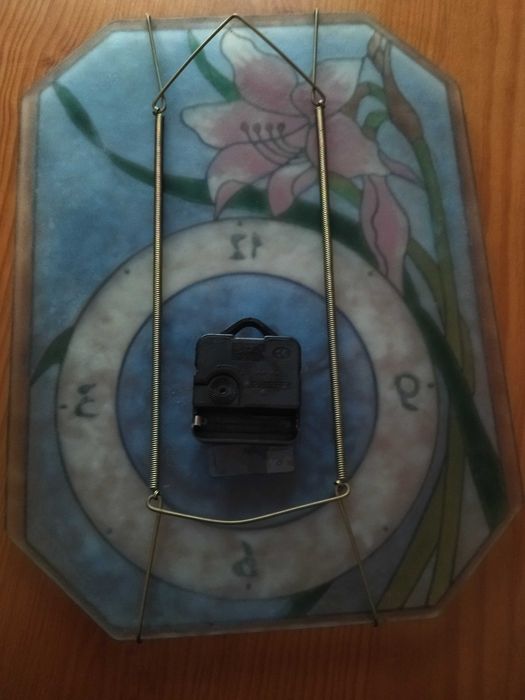 Relógio em vidro trabalhado