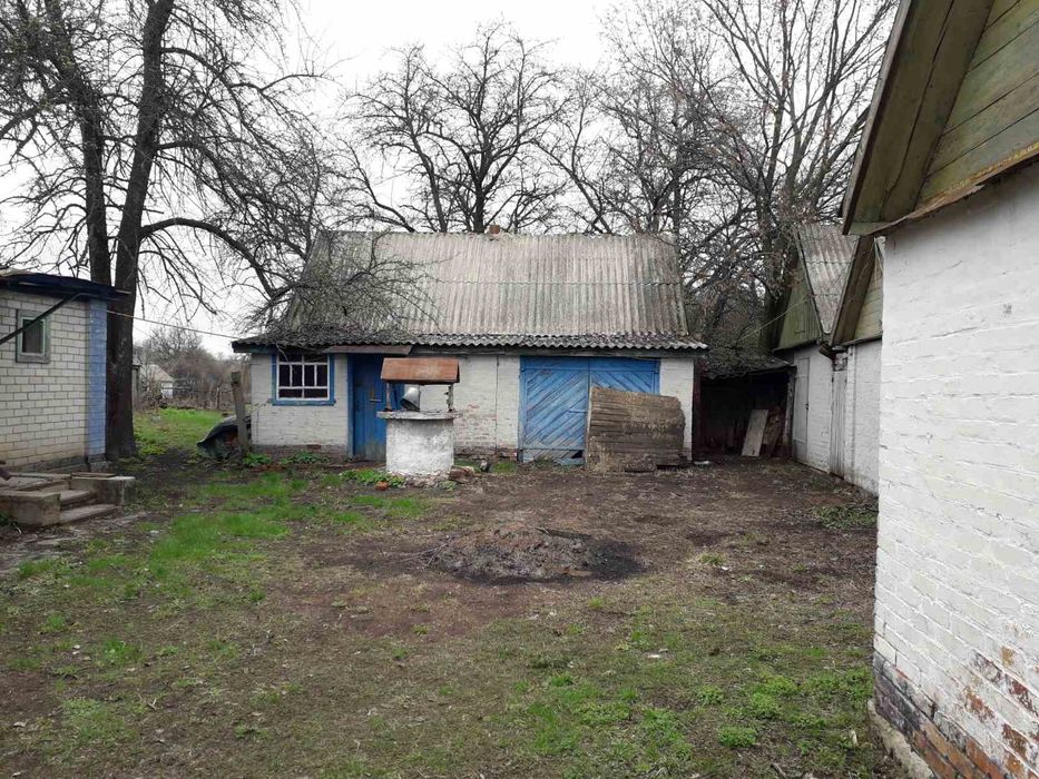 Будинок з господарськими спорудами