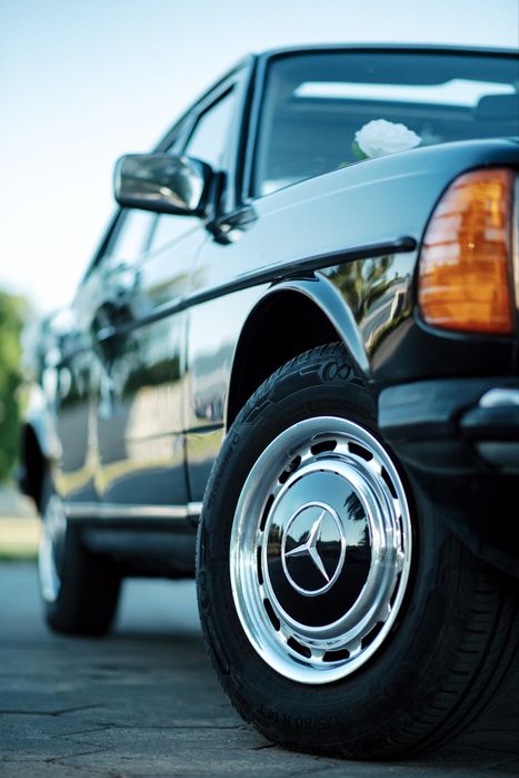 Czarny Mercedes w123