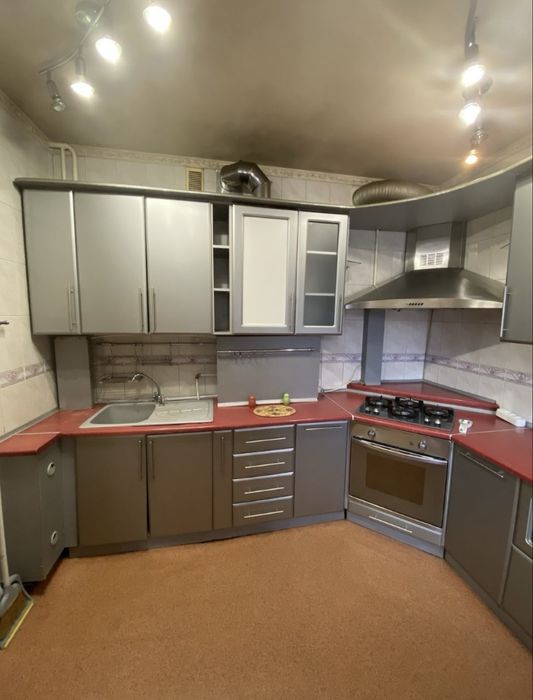 Продаю  4к будинок в Центрі