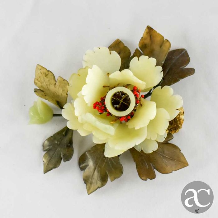 Castiçal de mesa forma de arranjo floral, China, feito em pedra e jade