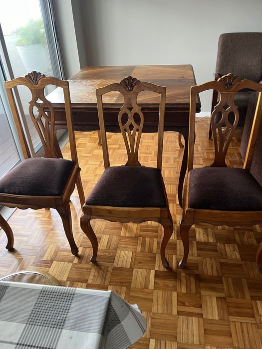 Mesa de jantar e cadeiras