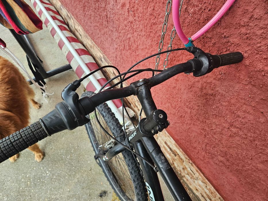 Bicicleta preta 18 marchas.