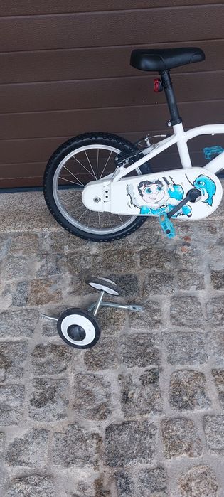 Bicicleta de criança com rodinhas de apoio  para iniciar