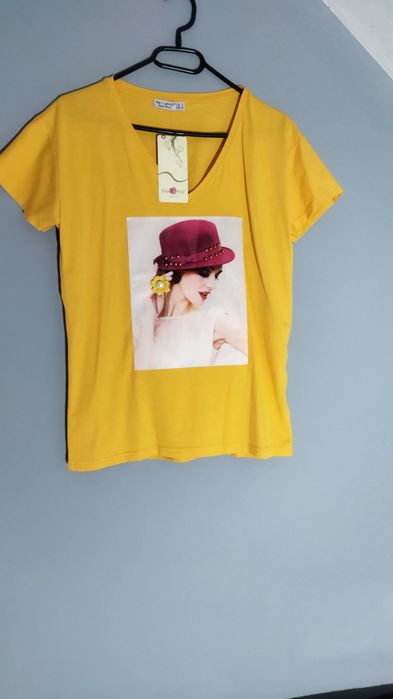 Koszulka, t-shirt damska z dekoltem i nadrukiem NOWA