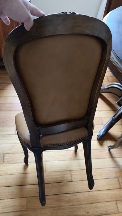 Conjunto de mesa e 6 cadeiras em pele