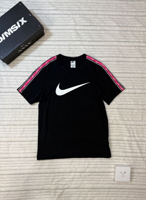 Футболка Nike з лампасами.