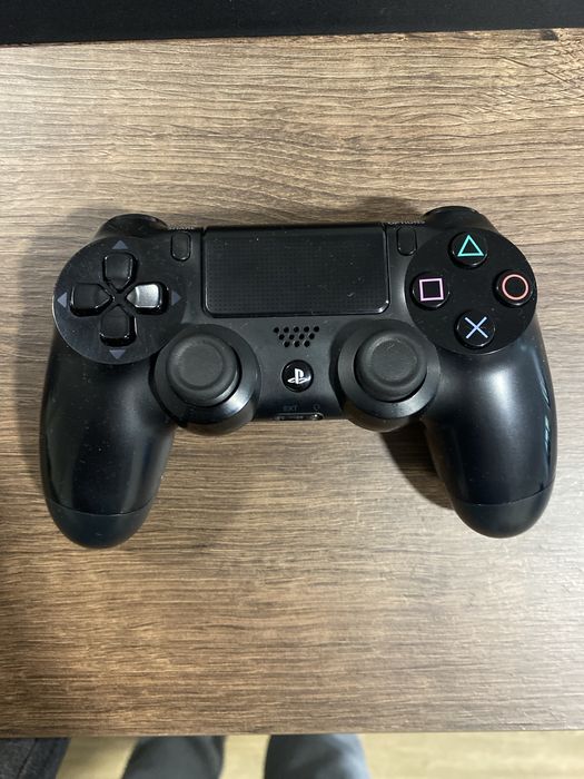 Playstation 4 slim 500 GB em bom estado!