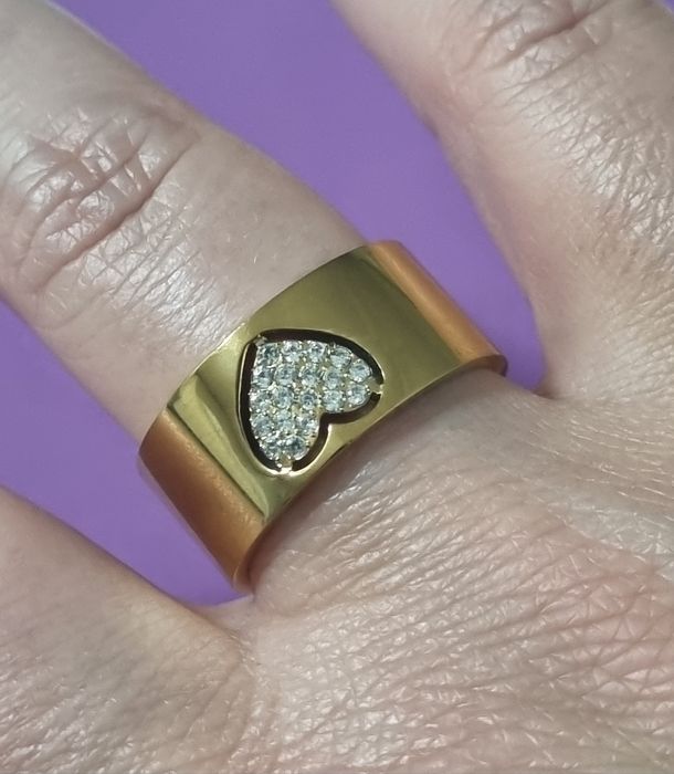 Anel dourado, em aço, com coração cheio de zirconias. T19