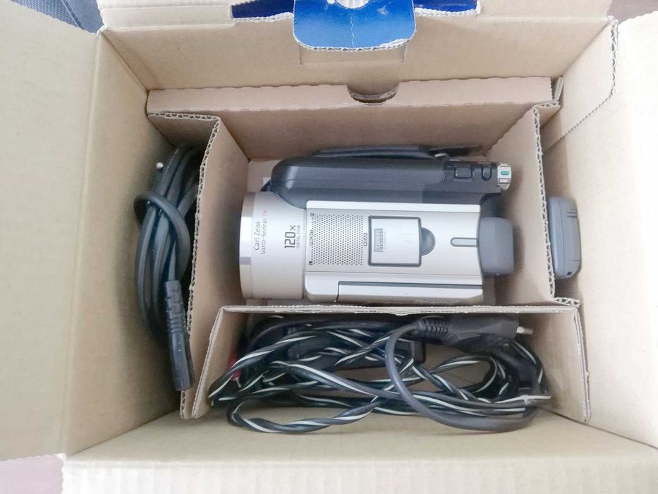 Японська компактна цифрова відеокамера Sony HandyCam DCR-SR100E
