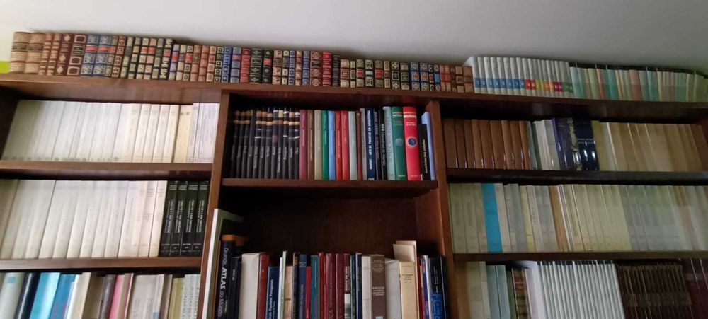 Biblioteca particular com 1080 livros com coleções raras