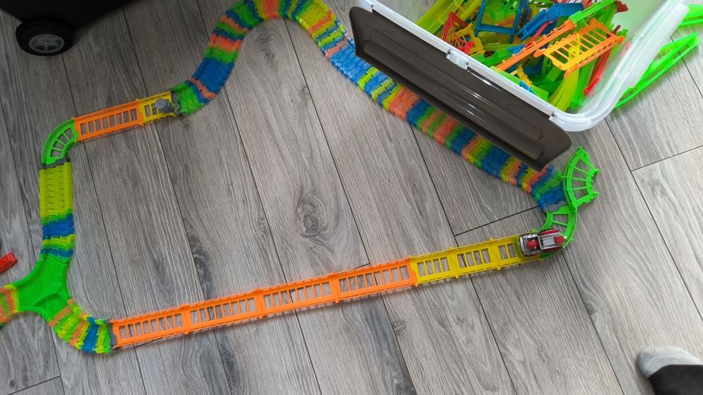 Tor kolorowy giętki na autka elektryczne 3 autka